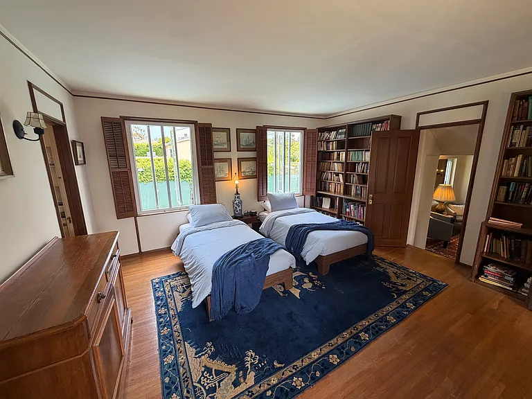 311 Amalfi Dr — Photo 32