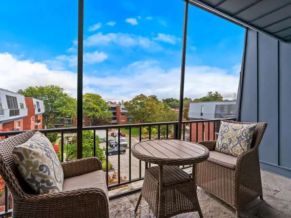 75 Grove St APT 427, Wellesley, MA 02482