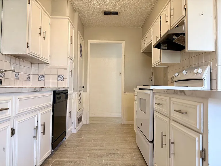 3304 Neely Ave — Photo 2