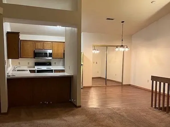 130 W Oak Leaf Dr #9, Oak Creek, WI 53154