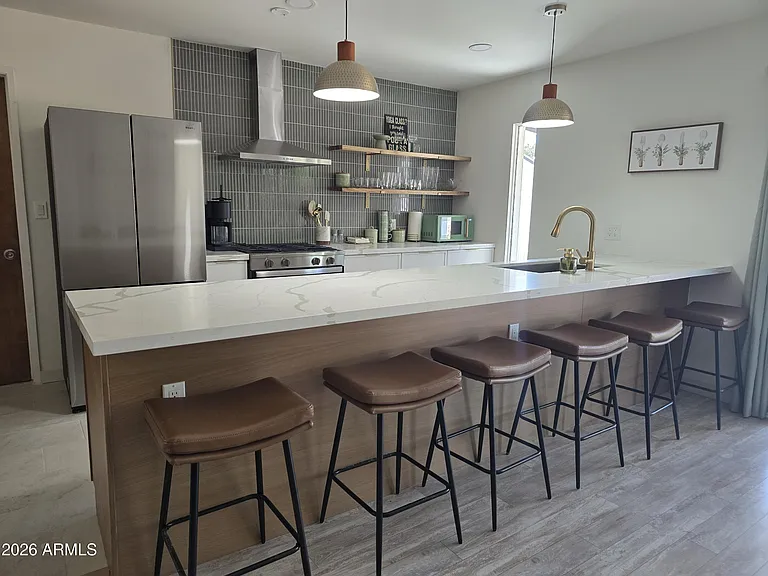1011 E Ash Dr — Photo 1