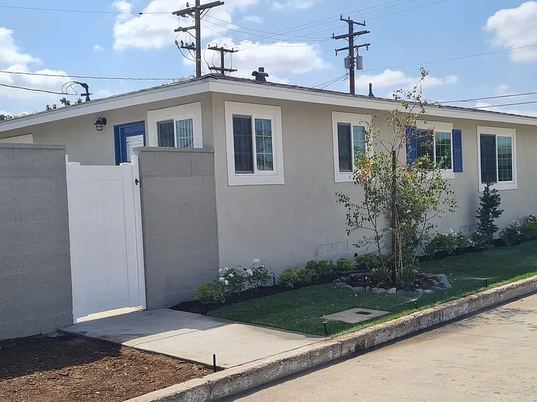 Newly Renovated 3 Bedroom Home in Orange — Photo 15