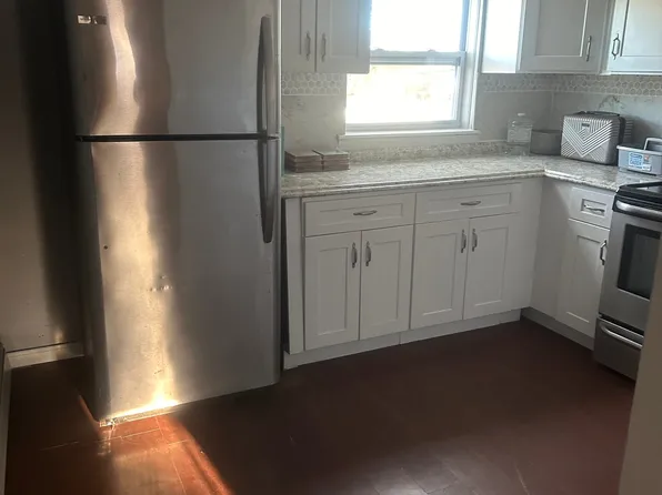 15 Essen Dr, Amityville, NY 11701