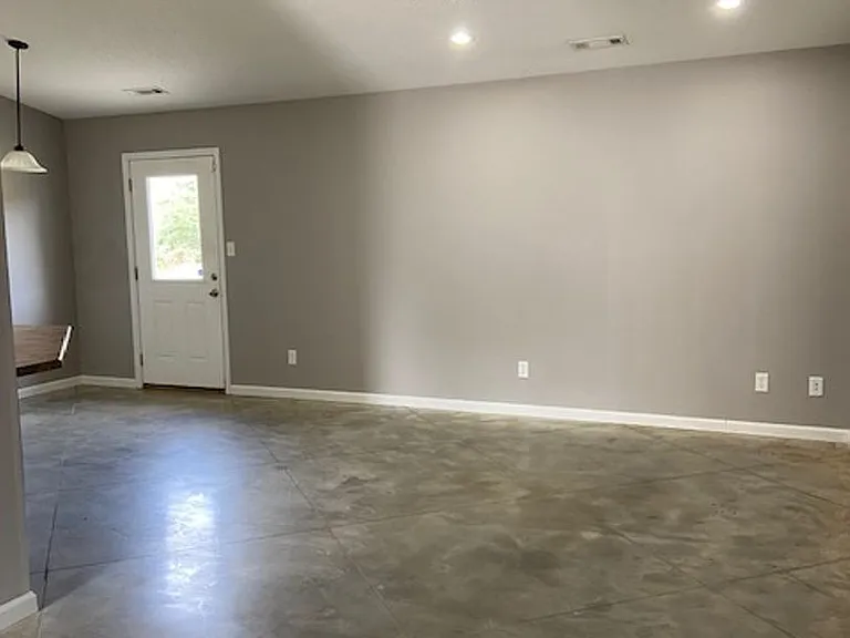 103 Baker Ln — Photo 2