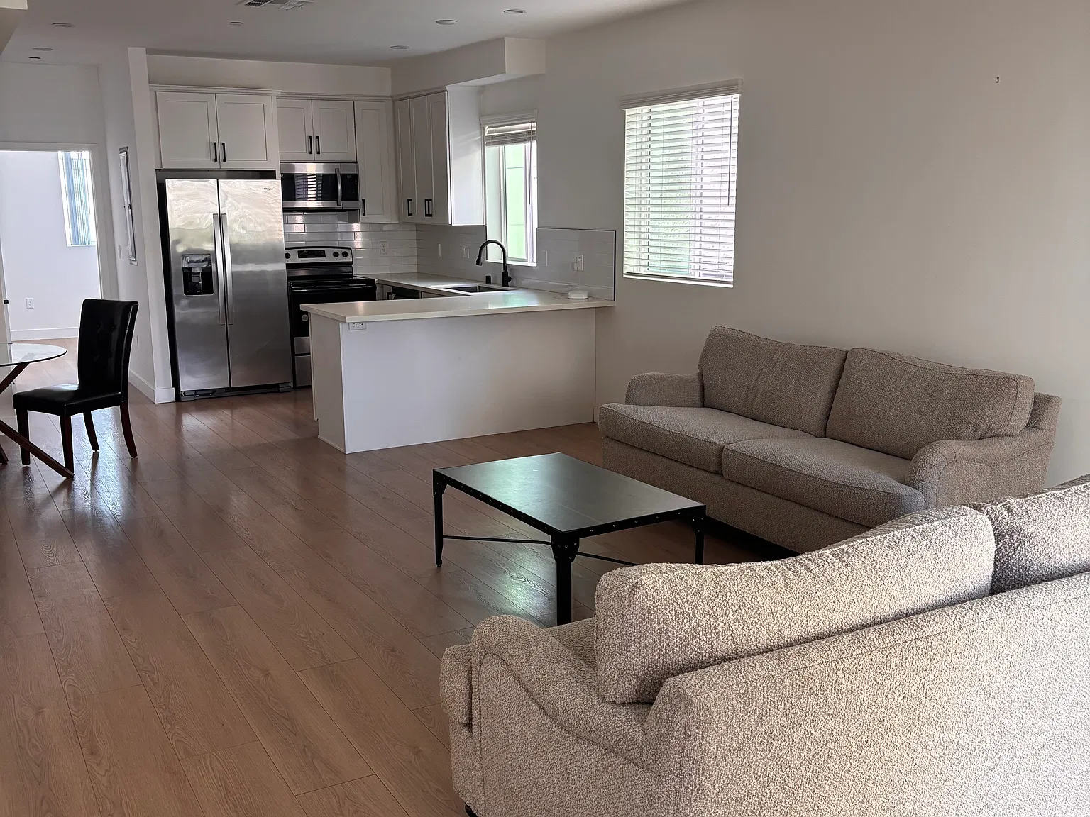 4 bed, 2500 sqft, $5,500 — Photo 2