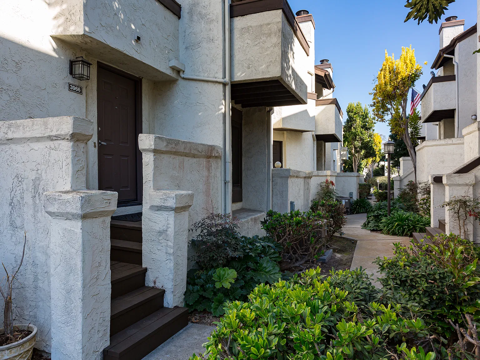 2 bed, 1.5 bath, 1074 sqft, $4,250 — Photo 2