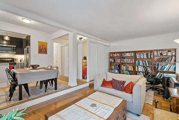 Sold by Remax City Square | media 8