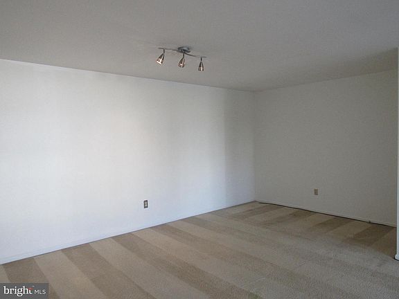 3rd image of 2001 Waters Edge Dr #132