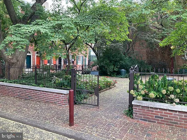 712 Addison St — Photo 3