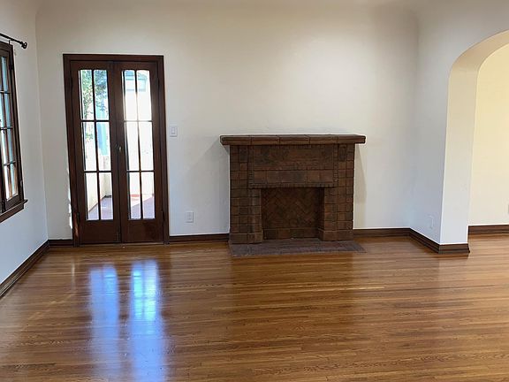 4th image of 1228 S Hayworth Ave