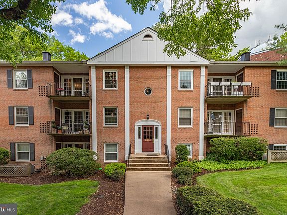 5th image of 3915 Lyndhurst Dr APT 303