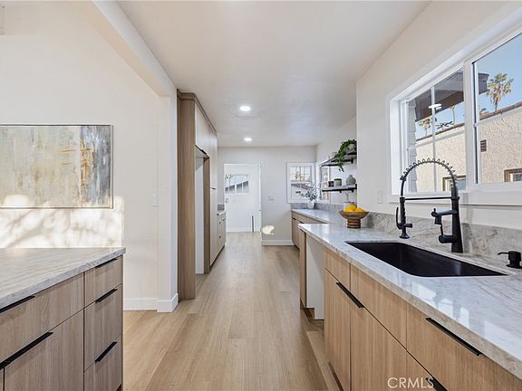 3rd image of 5612 S Rimpau Blvd
