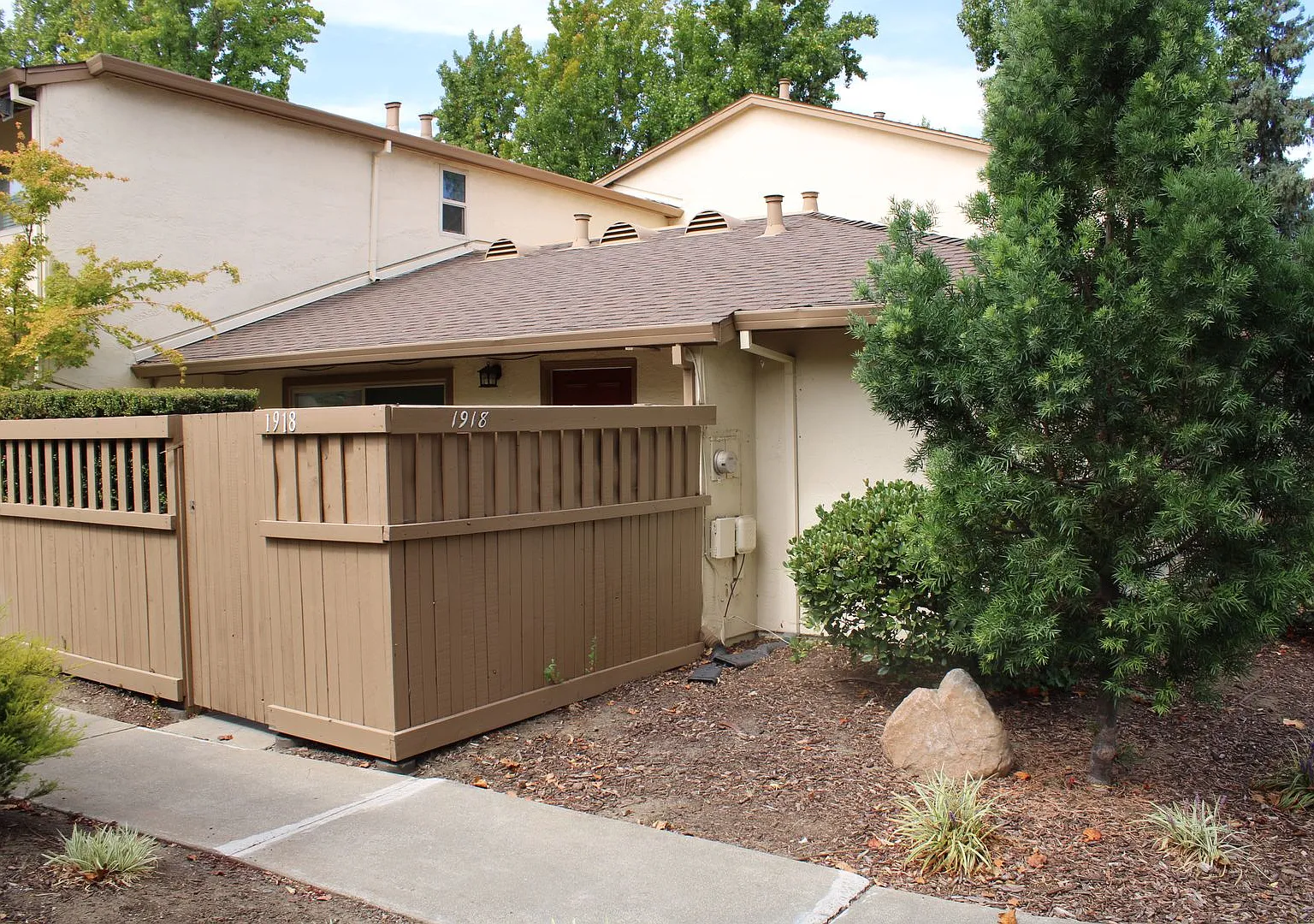 Adorable and Updated 2 Bedroom, 1 1/2 Bathroom End Unit in Sunset Park with Garage and Amenities! — Photo 1