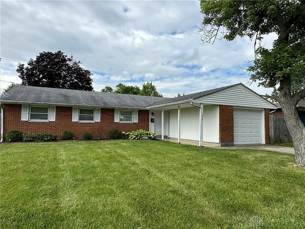 206 Silverstone Dr photo 1