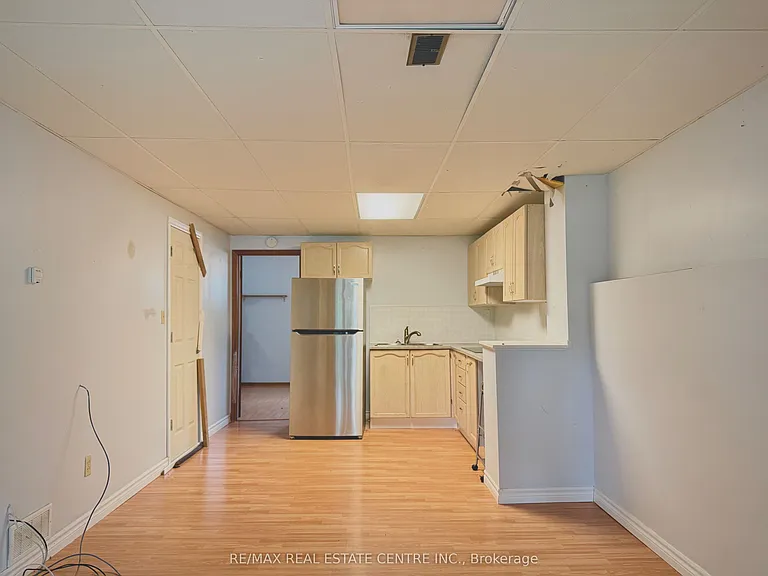 628 Main St E — Photo 9