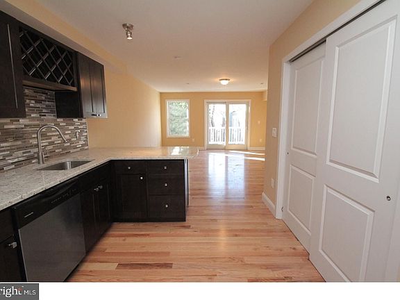 3rd image of 1014 E Moyamensing Ave #4