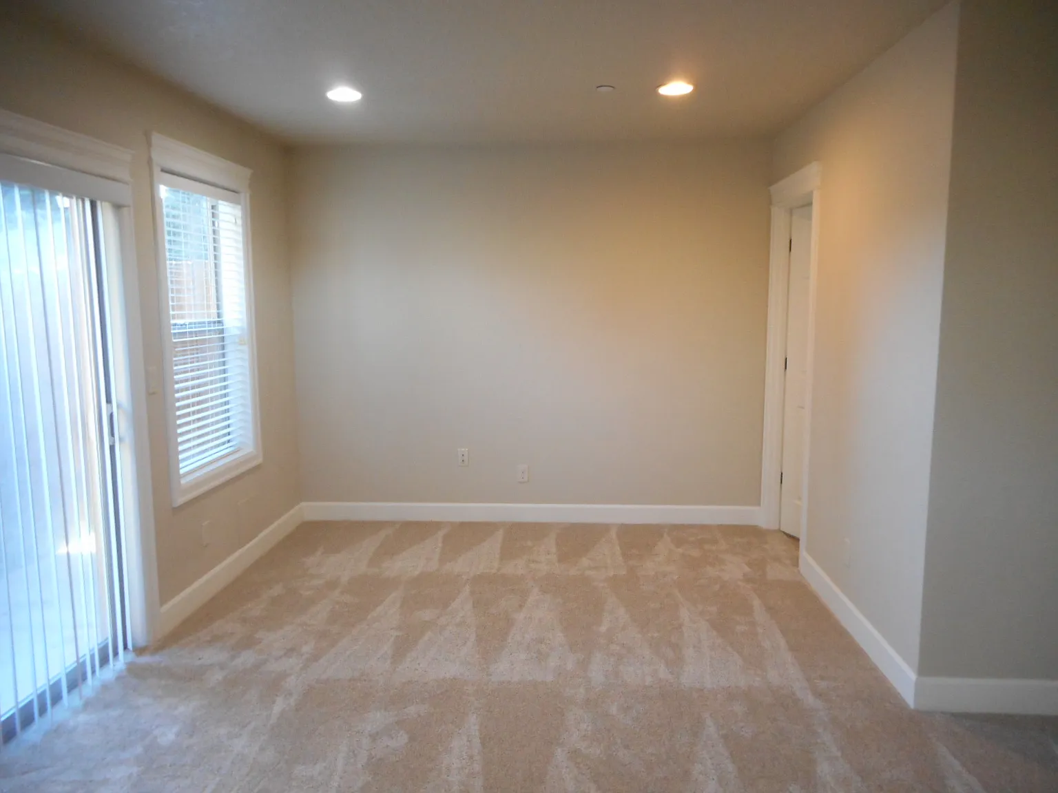 3 bed, 3.5 bath, 2048 sqft, $2,295 — Photo 3
