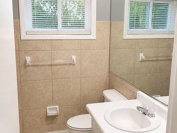 4th image of 930 Alcazar Way S