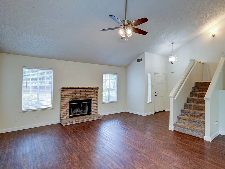 1761 E Jordan Ave — Photo 2