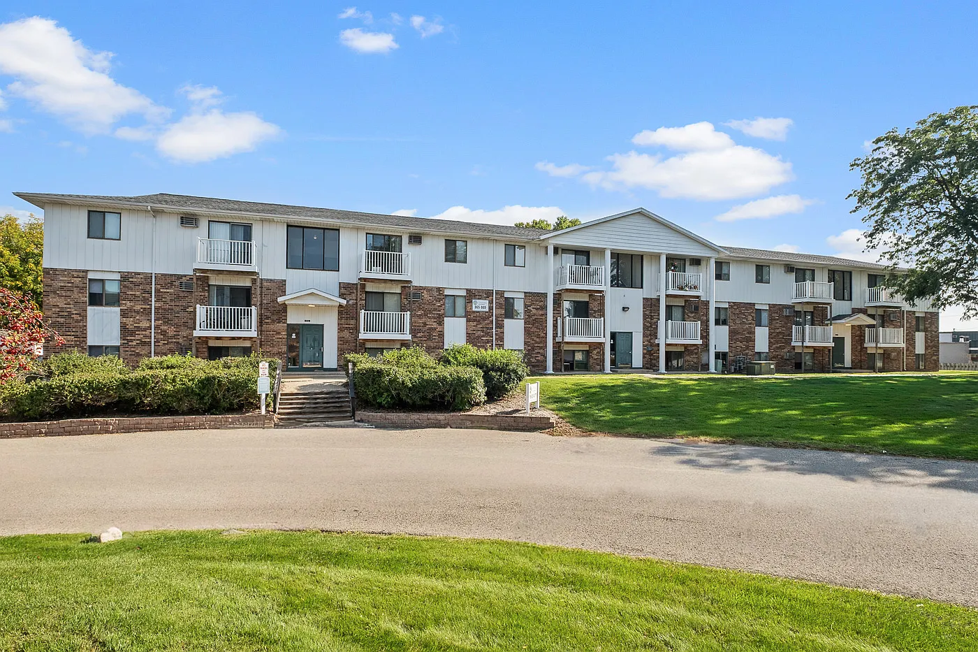 Crossroads Apartments — Photo 1