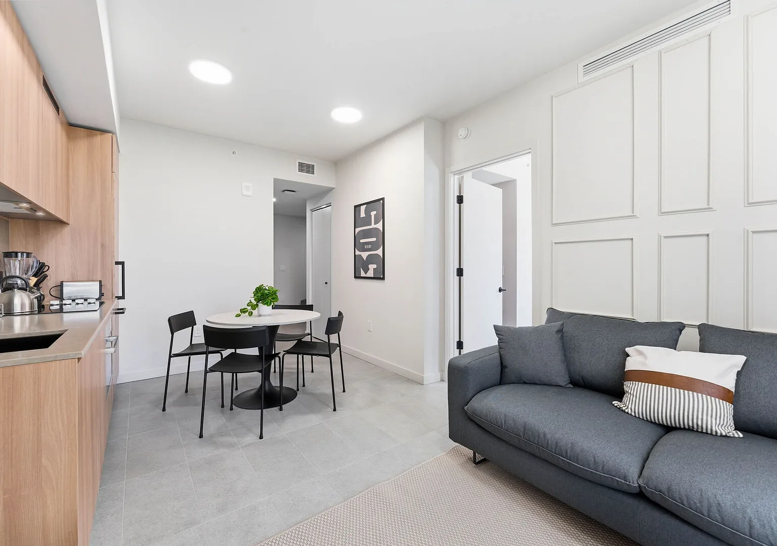Stylish Miami Stay for 5 Guests — Photo 2