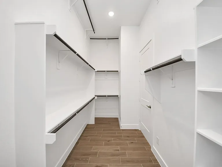 25026 Midnight Willow — Photo 31