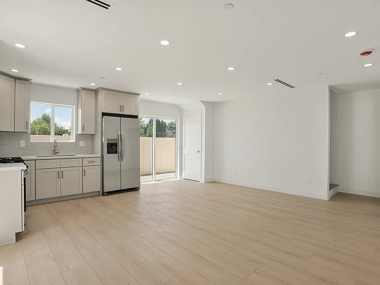 11502 Valjean Ave — Photo 6