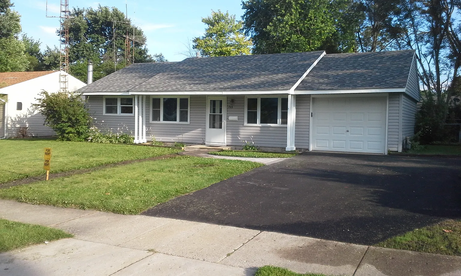 748 Tinley Dr photo 1