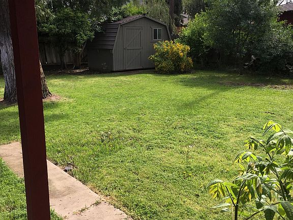 nice back yard w/ storage shed