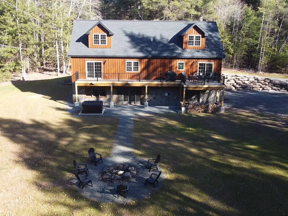 32 Twin Ponds Rd