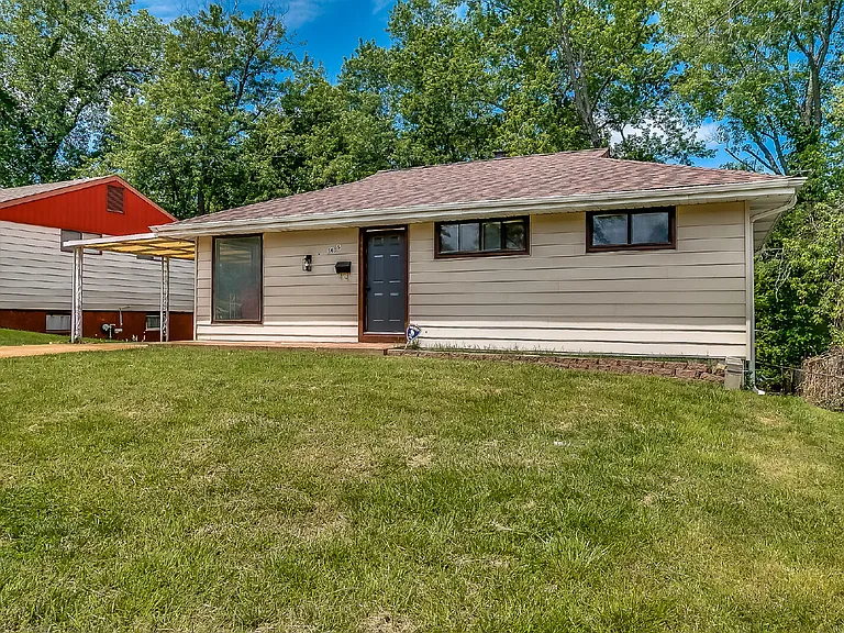 5685 Parchester Dr — Photo 2