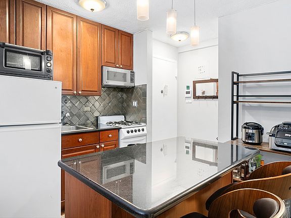 3rd image of 110 E 36th St APT 8E