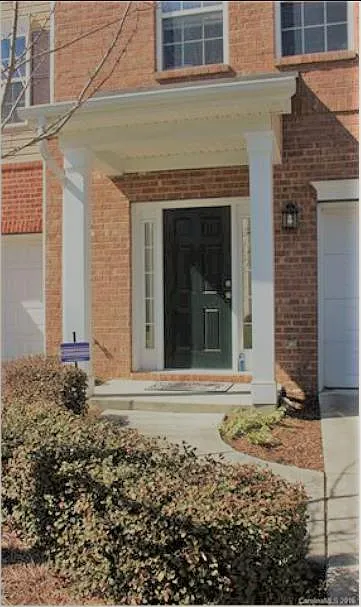 3 bed, 3.5 bath, 1992 sqft, $2,120 — Photo 2