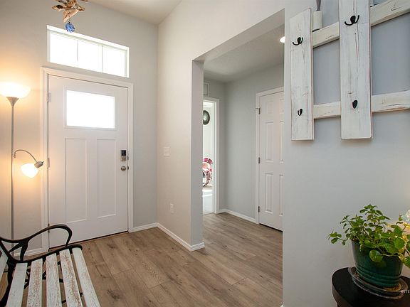 4th image of 406 Hildago Way