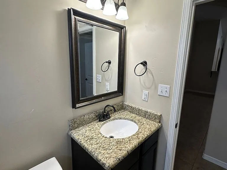 1815 Amber Dr — Photo 14