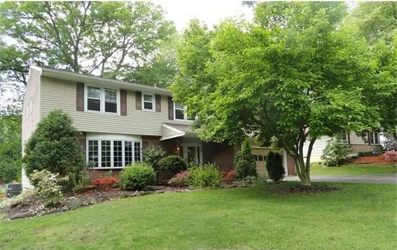 4 bed, 2.5 bath, 1950 sqft, $2,700 — Photo 3