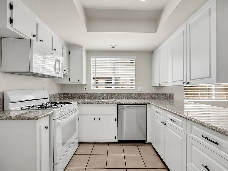 730 N Kathleen Ln — Photo 2