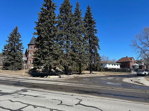 4th image of 372 Red River Rd