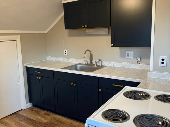 18 Fairview Ave Floor 3, West Warwick, RI 02893