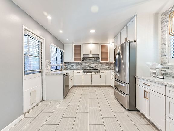 4th image of 504 N Las Posas St