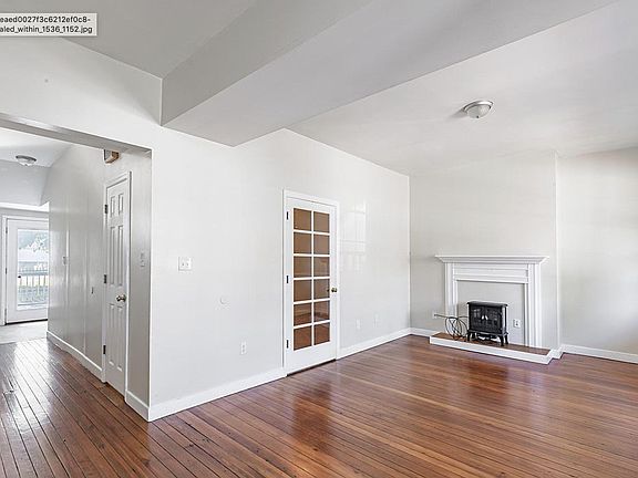 3rd image of 909 W Clay St