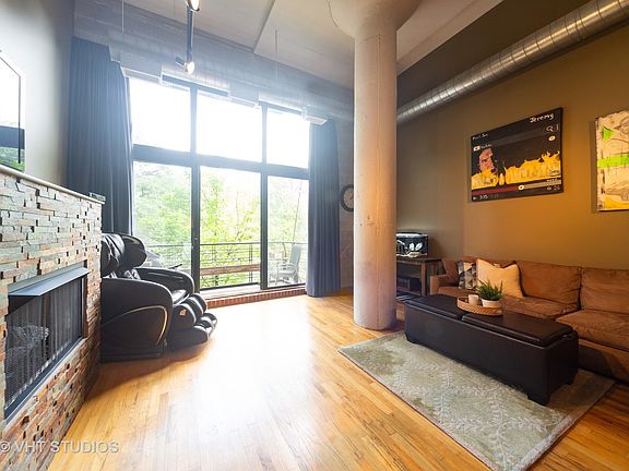 3rd image of 1934 N Washtenaw Ave APT 219