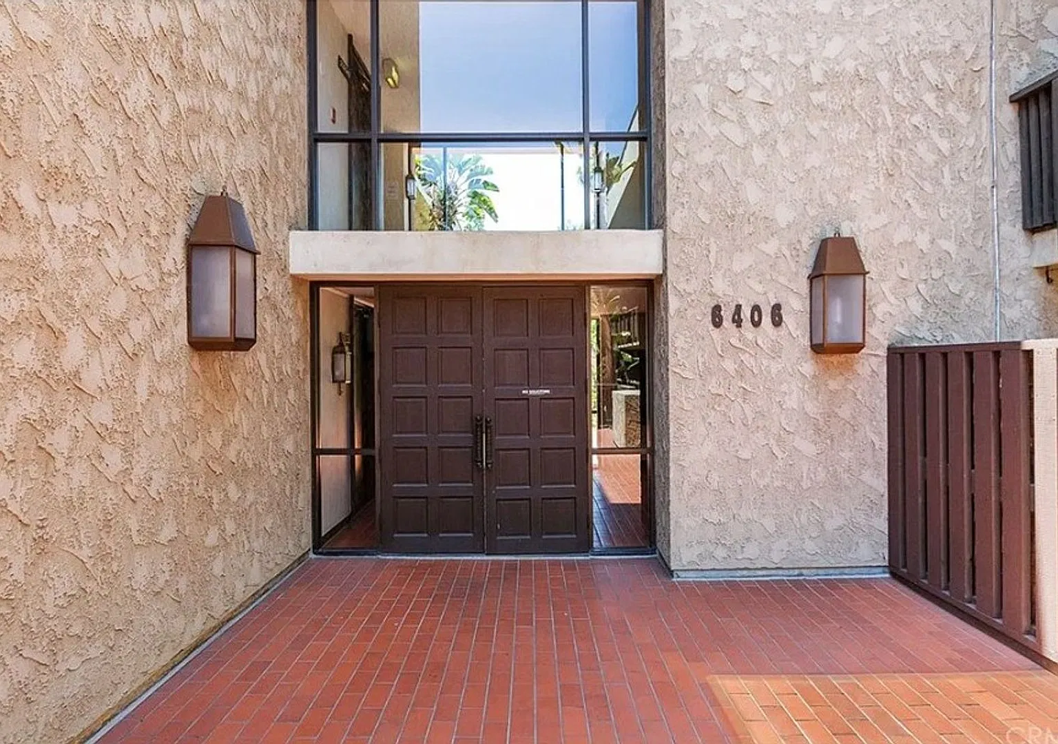 Spacious 2 bedroom, 2 bath, 2 parking spaces — Photo 1