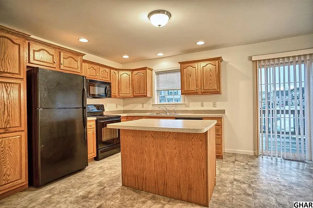 4 bed, 2.5 bath, 2112 sqft, $2,295 — Photo 4