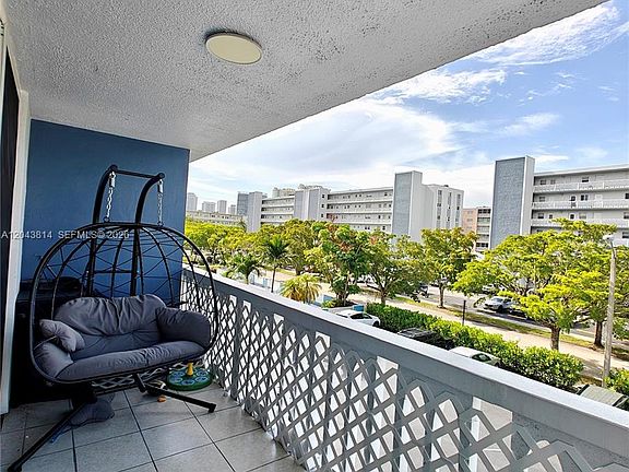 3rd image of 400 NE 12th Ave APT 306