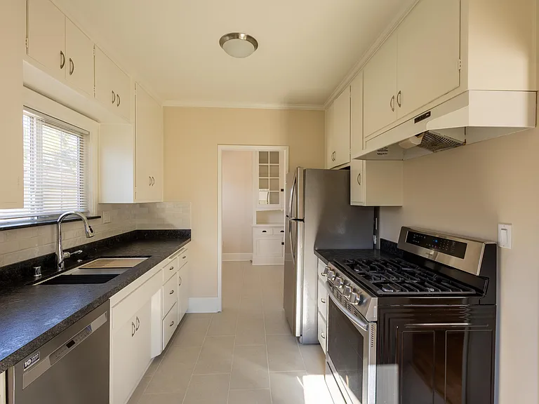 2429 Birch St — Photo 2