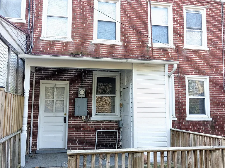 214 E Fairfax Ln — Photo 13
