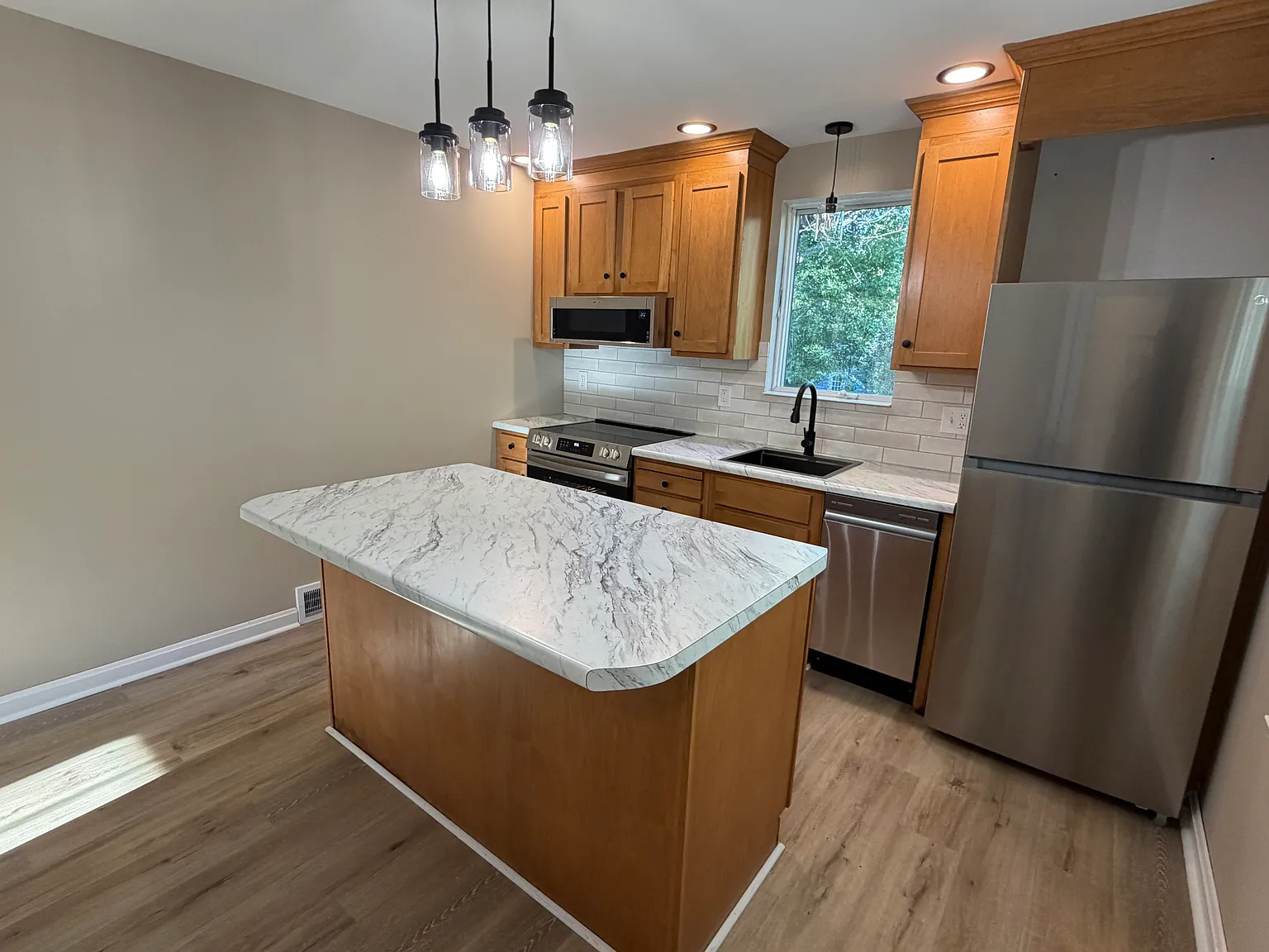 3 bed, 1200 sqft, $1,350 — Photo 2