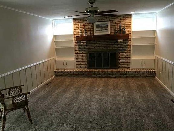 4th image of 1061 Cloverdale Dr
