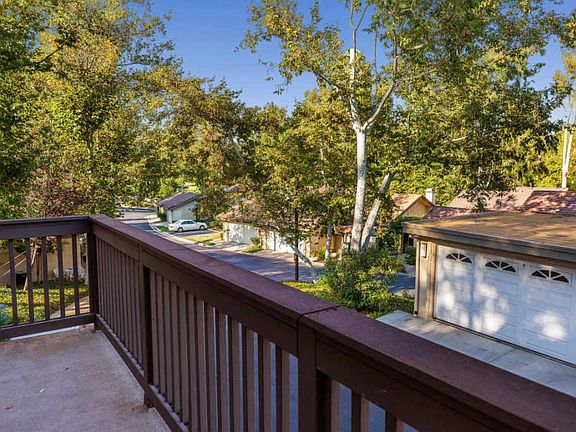 2nd image of 101 N Rosehedge Ln